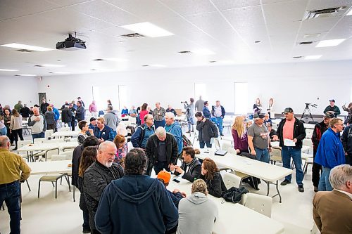 MIKAELA MACKENZIE / WINNIPEG FREE PRESS
A town hall on the proposed Lake Manitoba outlet in St. Laurent, Manitoba on Monday, April 16, 2018. 
Mikaela MacKenzie / Winnipeg Free Press 2018.