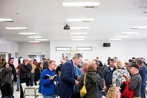 MIKAELA MACKENZIE / WINNIPEG FREE PRESS
Premier Brian Pallister talks to people at a town hall on the proposed Lake Manitoba outlet in St. Laurent, Manitoba on Monday, April 16, 2018. 
Mikaela MacKenzie / Winnipeg Free Press 2018.