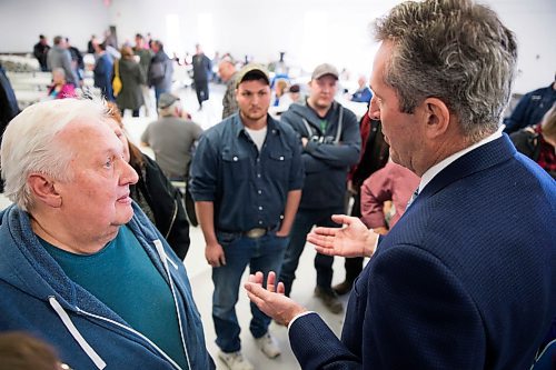 MIKAELA MACKENZIE / WINNIPEG FREE PRESS
Premier Brian Pallister talks to Jack King at a town hall on the proposed Lake Manitoba outlet in St. Laurent, Manitoba on Monday, April 16, 2018. 
Mikaela MacKenzie / Winnipeg Free Press 2018.