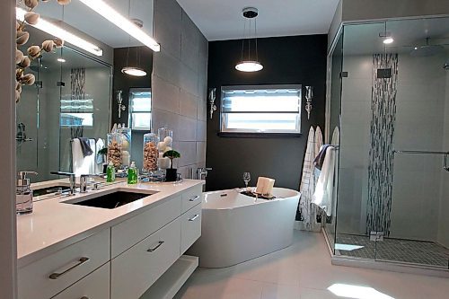 BORIS MINKEVICH / WINNIPEG FREE PRESS
NEW HOMES - 6 Wildflower Way in Sage Creek. Master bathroom. TODD LEWYS STORY. April 16, 2018