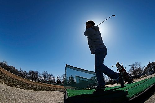 JOHN WOODS / WINNIPEG FREE PRESS
Steve Dech hits some balls on opening day at Shooters driving range in Winnipeg Monday, April 16, 2018.