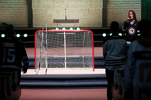 JOHN WOODS / WINNIPEG FREE PRESS
Stacey Natrice sings national anthem at a Manitoba Hockey vigil for the Humboldt Broncos at My Church in Winnipeg Monday, April 16, 2018.
