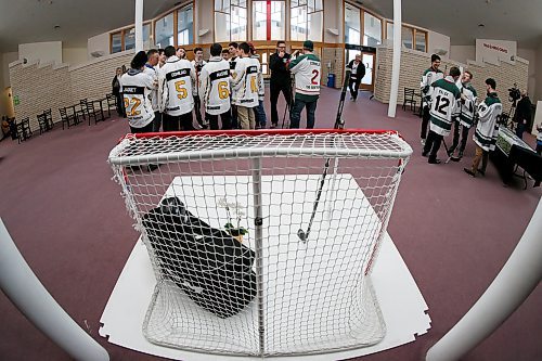 JOHN WOODS / WINNIPEG FREE PRESS
Players gather at a Manitoba Hockey vigil for the Humboldt Broncos at My Church in Winnipeg Monday, April 16, 2018.