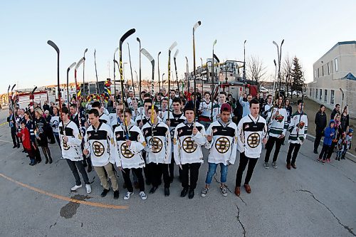 JOHN WOODS / WINNIPEG FREE PRESS
Players raise their sticks at a Manitoba Hockey vigil for the Humboldt Broncos at My Church in Winnipeg Monday, April 16, 2018.