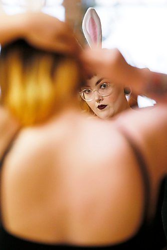 JOHN WOODS / WINNIPEG FREE PRESS
Nikki Van Achte, a student of Meagan Funk, gets ready to rehearse for a show during a Prairie Diva burlesque class at a dance studio in Winnipeg Sunday, April 15, 2018.