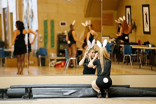 JOHN WOODS / WINNIPEG FREE PRESS
Laya Mondares, a student of Meagan Funk, gets ready to rehearse for a show during a Prairie Diva burlesque class at a dance studio in Winnipeg Sunday, April 15, 2018.