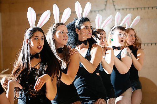 JOHN WOODS / WINNIPEG FREE PRESS
Students of Meagan Funk rehearse for a show during a Prairie Diva burlesque class at a dance studio in Winnipeg Sunday, April 15, 2018.