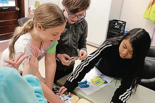 Canstar Community News April 9, 2018 - The kids at Kuamini make a board with pictures they took of their projects throughout the year. (LIGIA BRAIDOTTI/CANSTAR NEWS/TIMES)