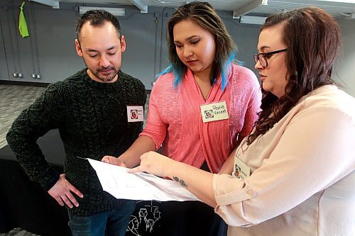 BORIS MINKEVICH / WINNIPEG FREE PRESS
From left, Charlie Reed from Macdonald Youth Services, community youth consultant Roxie Vincent, and outreach member Tammie Kolbuck for Resource Assistance for Youth Inc. with the resource guide they were part of creating. Winnipeg Outreach Network launching new street guide for Winnipeg youth. NICHOLAS FREW STORY. April 17, 2018