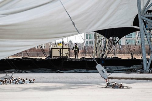 MIKE DEAL / WINNIPEG FREE PRESS
Crews work to raise the White Big Top at the Cavalia Odysseo site Tuesday morning.
180417 - Tuesday, April 17, 2018.