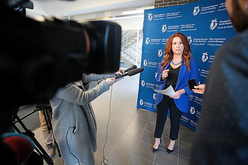 JOHN WOODS / WINNIPEG FREE PRESS
Krista Williams, chief health operations officer for the Winnipeg Regional Health Authority (WRHA) talks to media about preliminary year-end wait times for 2017/18 report released today in Winnipeg Tuesday, April 17, 2018.