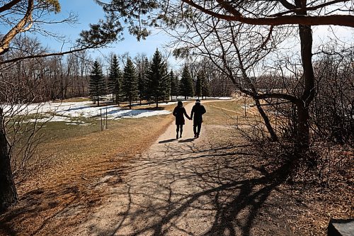 RUTH BONNEVILLE / WINNIPEG FREE PRESS

A couple enjoys walking together along the pathways at King's Park Tuesday afternoon.  

Standup photo 

April 16,  2018
