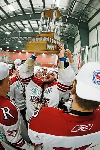 JOHN WOODS / WINNIPEG FREE PRESS
The Raiders celebrate defeating the Railer Express in the MMJHL Champioships in Seven Oaks Arena Tuesday, April 17, 2018.