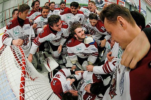 JOHN WOODS / WINNIPEG FREE PRESS
The Raiders celebrate defeating the Railer Express in the MMJHL Champioships in Seven Oaks Arena Tuesday, April 17, 2018.