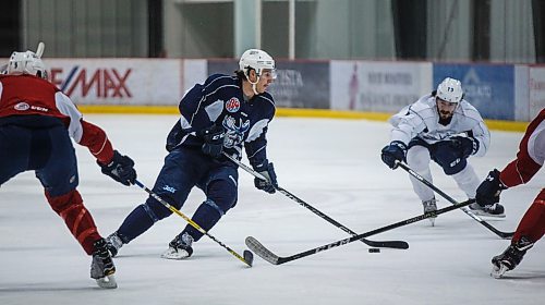 MIKE DEAL / WINNIPEG FREE PRESS
Manitoba Moose Mike Sgarbossa (4) during practice at the Iceplex Wednesday morning.
180418 - Wednesday, April 18, 2018.