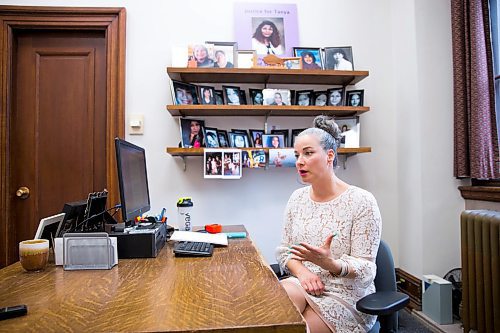 MIKAELA MACKENZIE / WINNIPEG FREE 
NDP house leader Nahanni Fontaine conducts an interview in her office at the Manitoba Legislative Building in Winnipeg on Wednesday, April 18, 2018. 
Mikaela MacKenzie / Winnipeg Free Press 2018.