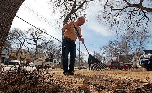BORIS MINKEVICH / WINNIPEG FREE PRESS
John Nakielny cleans his yard on Kingston Row this afternoon. Weather is supposed to be good all week. April 18, 2018