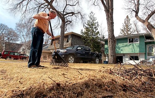 BORIS MINKEVICH / WINNIPEG FREE PRESS
John Nakielny cleans his yard on Kingston Row this afternoon. Weather is supposed to be good all week. April 18, 2018