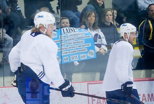 MIKAELA MACKENZIE / WINNIPEG FREE 
Caleb Friesen, six, holds a sign up for Patrick Laine as Laine skates past during Jets practice at the MTS Iceplex in Winnipeg on Thursday, April 19, 2018.
Mikaela MacKenzie / Winnipeg Free Press 2018.
