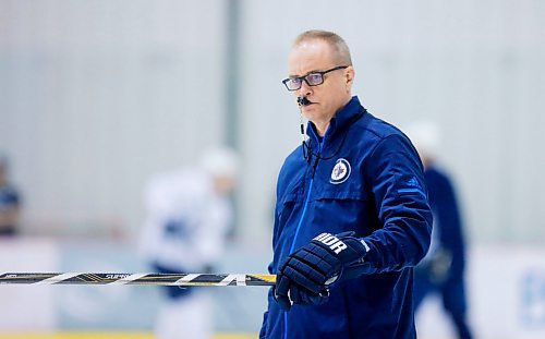 MIKAELA MACKENZIE / WINNIPEG FREE 
Head coach Paul Maurice watches a drill during Jets practice at the MTS Iceplex in Winnipeg on Thursday, April 19, 2018. 
Mikaela MacKenzie / Winnipeg Free Press 2018.