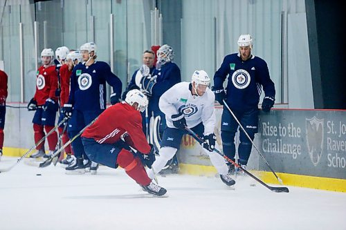 MIKAELA MACKENZIE / WINNIPEG FREE 
Forward Paul Stastny handles the puck during Jets practice at the MTS Iceplex in Winnipeg on Thursday, April 19, 2018. 
Mikaela MacKenzie / Winnipeg Free Press 2018.