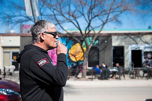 MIKAELA MACKENZIE / WINNIPEG FREE PRESS
Garry Walker smokes across the street from Bar Italia's patio in the warm spring weather on Corydon in Winnipeg on Thursday, April 19, 2018. A new patio smoking ban on took effect on April first.
Mikaela MacKenzie / Winnipeg Free Press 2018.