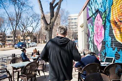 MIKAELA MACKENZIE / WINNIPEG FREE PRESS
Garry Walker leaves Bar Italia's patio to go for a smoke in the warm spring weather on Corydon in Winnipeg on Thursday, April 19, 2018. A new patio smoking ban on took effect on April first.
Mikaela MacKenzie / Winnipeg Free Press 2018.