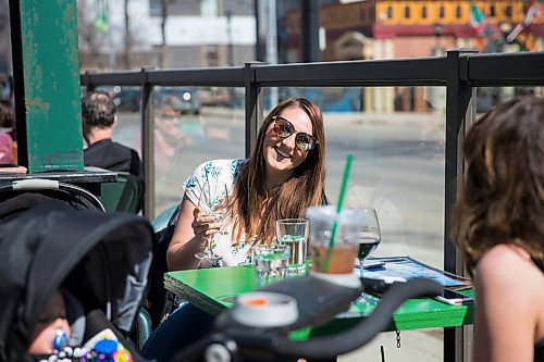 MIKAELA MACKENZIE / WINNIPEG FREE PRESS
Laura Stone (left) hangs out with her friend, Brittany Jay, on Saffron's patio in Winnipeg on Thursday, April 19, 2018. The new patio smoking ban on took effect on April first, and both the establishment and the smoker could be fined $200.
Mikaela MacKenzie / Winnipeg Free Press 2018.