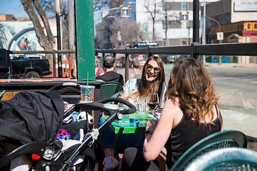MIKAELA MACKENZIE / WINNIPEG FREE PRESS
Laura Stone (left) hangs out with her friend, Brittany Jay, on Saffron's patio in Winnipeg on Thursday, April 19, 2018. The new patio smoking ban on took effect on April first, and both the establishment and the smoker could be fined $200.
Mikaela MacKenzie / Winnipeg Free Press 2018.