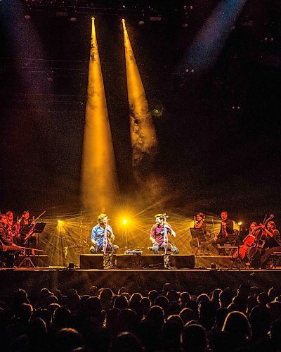 MIKE SUDOMA / WINNIPEG FREE PRESS
2Cellos' Luka Sulic (right) and Stjepan Hauser (left) take the stage at Bell MTS Place Thursday night as they put together their own flavour of modern pop music. April 19, 2018.