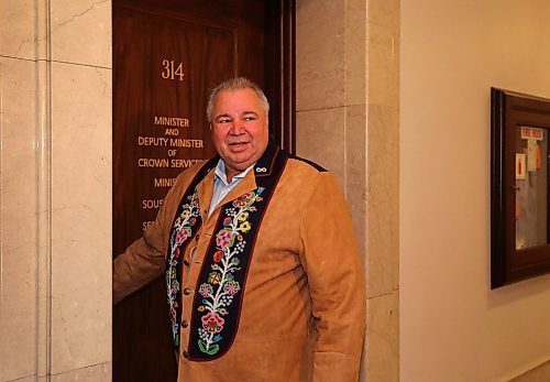 RUTH BONNEVILLE / WINNIPEG FREE PRESS

MMF President David Chartrand at the door of Cliff Cullen's office at the Legislature Friday morning to show he didn't cancel his meeting.

See Nick Martin Story.  


April 19,  2018

