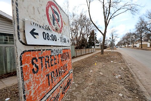 RUTH BONNEVILLE / WINNIPEG FREE PRESS

Street signs along Wilton Street let drivers know that street work will begin on Monday.
See story on street cleanup.  

April 19,  2018
