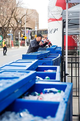 MIKAELA MACKENZIE / WINNIPEG FREE PRESS
Daniel Argel stocks the drink coolers in preparation for the game party on Donald Street in Winnipeg on Friday, April 20, 2018.
Mikaela MacKenzie / Winnipeg Free Press 2018.