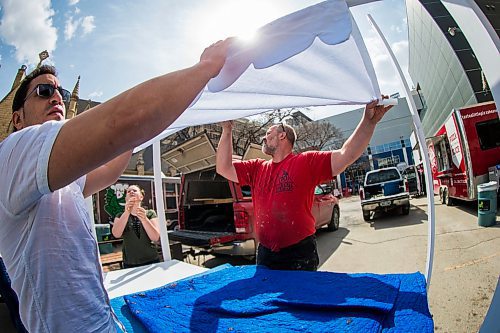 MIKAELA MACKENZIE / WINNIPEG FREE PRESS
Joseph Chaeban (left), Maneesha Enns, and Josh Enns, set up the cart for Chaeban Ice Cream on Graham Street in preparation for the game party in Winnipeg on Friday, April 20, 2018.
Mikaela MacKenzie / Winnipeg Free Press 2018.