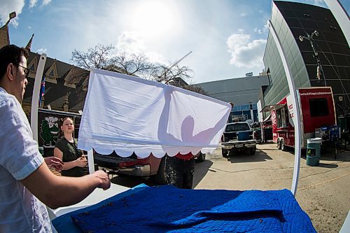 MIKAELA MACKENZIE / WINNIPEG FREE PRESS
Joseph Chaeban (left), Maneesha Enns, and Josh Enns, set up the cart for Chaeban Ice Cream on Graham Street in preparation for the game party in Winnipeg on Friday, April 20, 2018.
Mikaela MacKenzie / Winnipeg Free Press 2018.