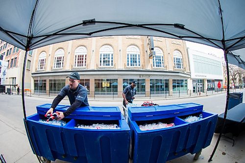 MIKAELA MACKENZIE / WINNIPEG FREE PRESS
Daniel Argel (left) and Barrington Francis stock the drink coolers in preparation for the game party on Donald Street in Winnipeg on Friday, April 20, 2018.
Mikaela MacKenzie / Winnipeg Free Press 2018.