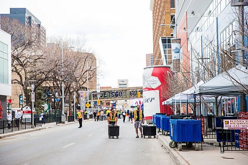 MIKAELA MACKENZIE / WINNIPEG FREE PRESS
People set up the area in preparation for the game party on Donald Street in Winnipeg on Friday, April 20, 2018.
Mikaela MacKenzie / Winnipeg Free Press 2018.