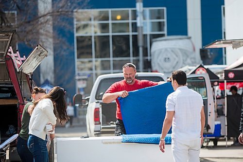 MIKAELA MACKENZIE / WINNIPEG FREE PRESS
Josh Enns, contractor, sets up the cart for Chaeban Ice Cream on Graham Street in preparation for the game party in Winnipeg on Friday, April 20, 2018.
Mikaela MacKenzie / Winnipeg Free Press 2018.