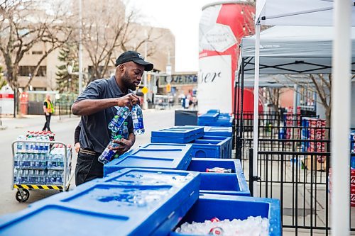 MIKAELA MACKENZIE / WINNIPEG FREE PRESS
Barrington Francis stocks the drink coolers in preparation for the game party on Donald Street in Winnipeg on Friday, April 20, 2018.
Mikaela MacKenzie / Winnipeg Free Press 2018.