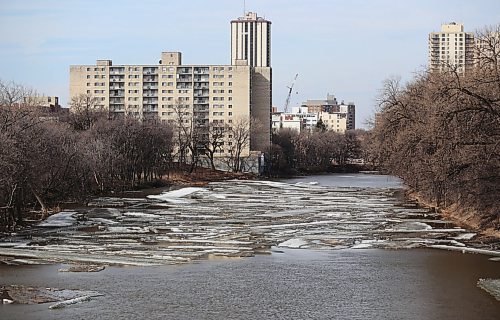 TREVOR HAGAN / WINNIPEG FREE PRESS
The Assiniboine River, seen from the Midtown Bridge, has submerged the river trail after rising overnight, Sunday, April 22, 2018.