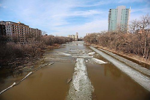 TREVOR HAGAN / WINNIPEG FREE PRESS
The Assiniboine River has submerged the river trail after rising overnight, Sunday, April 22, 2018.