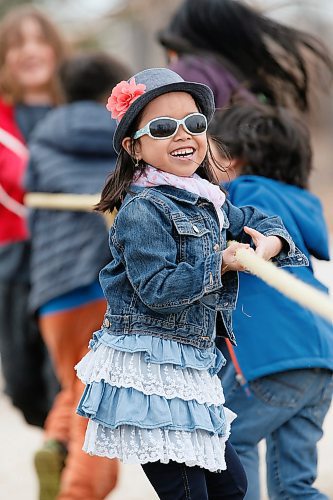 JOHN WOODS / WINNIPEG FREE PRESS
Macaylah Baranba, 6, enjoys a tug-of-war and takes in the Earth Day activities at Fort Whyte Sunday, April 22, 2018.