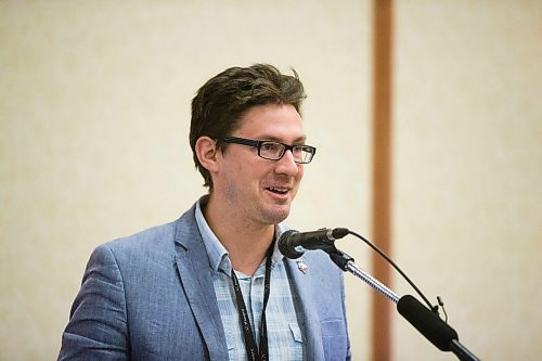 MIKAELA MACKENZIE / WINNIPEG FREE PRESS
City of Winnipeg representative Matt Allard speaks at the Manitoba Municipal Administrators Association Conference in Winnipeg on Monday, April 23, 2018.
Mikaela MacKenzie / Winnipeg Free Press 2018.