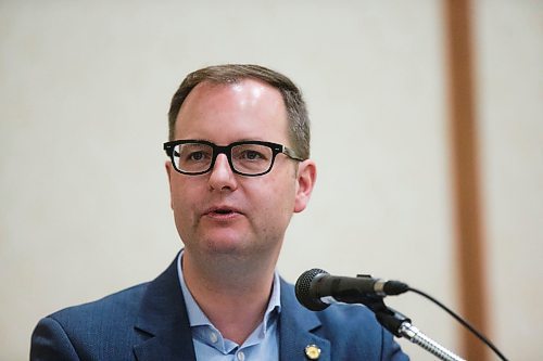 MIKAELA MACKENZIE / WINNIPEG FREE PRESS
Association of Manitoba Municipalities president Chris Goertzen speaks at the Manitoba Municipal Administrators Association Conference in Winnipeg on Monday, April 23, 2018.
Mikaela MacKenzie / Winnipeg Free Press 2018.