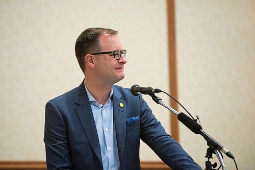 MIKAELA MACKENZIE / WINNIPEG FREE PRESS
Association of Manitoba Municipalities president Chris Goertzen speaks at the Manitoba Municipal Administrators Association Conference in Winnipeg on Monday, April 23, 2018.
Mikaela MacKenzie / Winnipeg Free Press 2018.