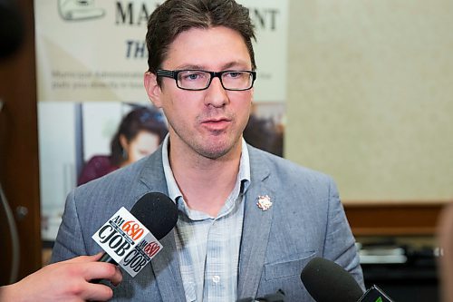 MIKAELA MACKENZIE / WINNIPEG FREE PRESS
City councillor Matt Allard scrums at the Manitoba Municipal Administrators Association Conference in Winnipeg on Monday, April 23, 2018.
Mikaela MacKenzie / Winnipeg Free Press 2018.