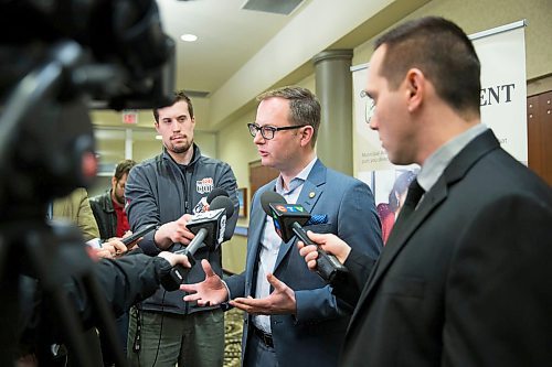 MIKAELA MACKENZIE / WINNIPEG FREE PRESS
Association of Manitoba Municipalities president Chris Goertzen scrums with the media at the Manitoba Municipal Administrators Association Conference in Winnipeg on Monday, April 23, 2018.
Mikaela MacKenzie / Winnipeg Free Press 2018.