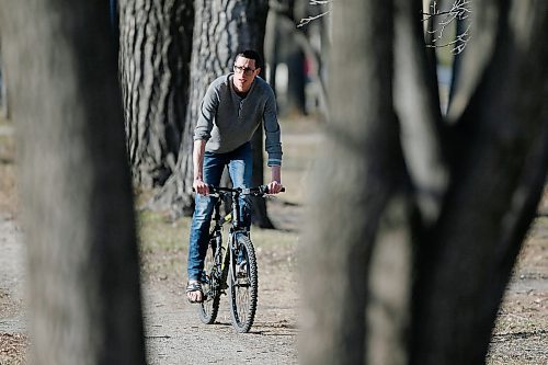 JOHN WOODS / WINNIPEG FREE PRESS
Bob Essex, who is cycling across Canada on Bob's Bike Ride for Learning Disabilities Association of Manitoba (LDAM), is photographed in St Boniface Monday, April 23, 2018.