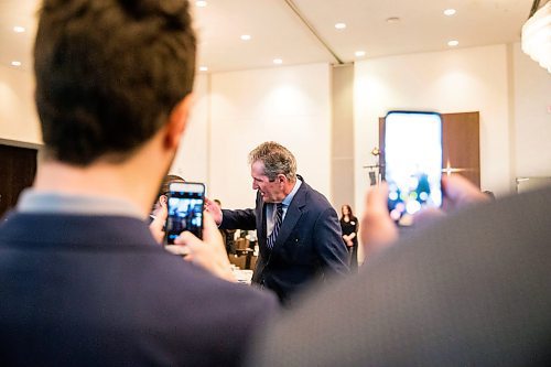 MIKAELA MACKENZIE / WINNIPEG FREE PRESS
Premier Brian Pallister speaks with people at a Manitoba Chambers of Commerce event at the Delta in Winnipeg on Tuesday, April 24, 2018.
Mikaela MacKenzie / Winnipeg Free Press 2018.