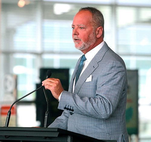 BORIS MINKEVICH / WINNIPEG FREE PRESS
Winnipeg Airports Authority (WAA) Annual Public Meeting held at the Winnipeg Richardson International Airport Departures Level, 1970 Wellington Avenue. Tom Payne Jr., WAA Board of Directors Chair addresses the crowd. MARTIN CASH STORY. April 25, 2018